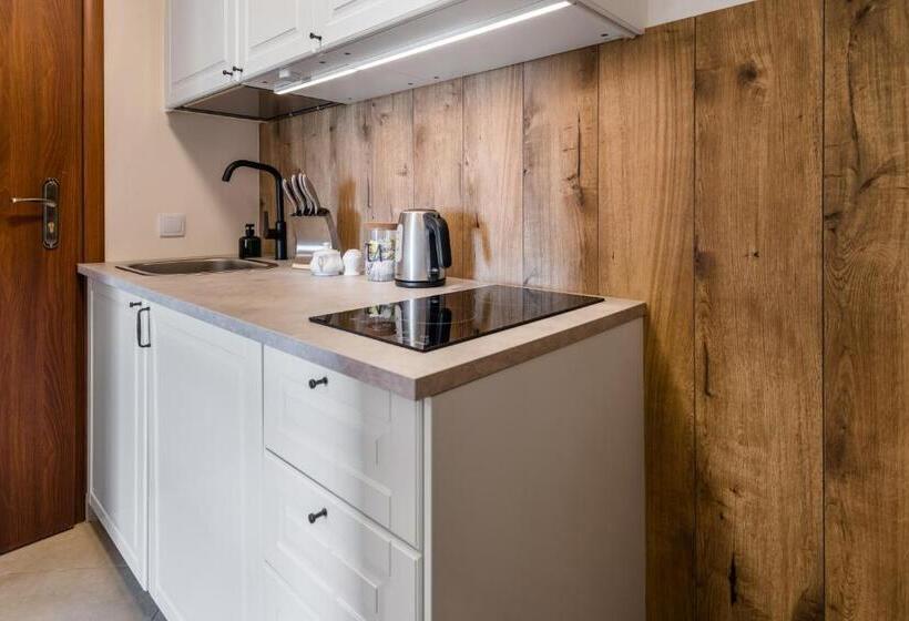 اتاق اکونومی, Willa Regle