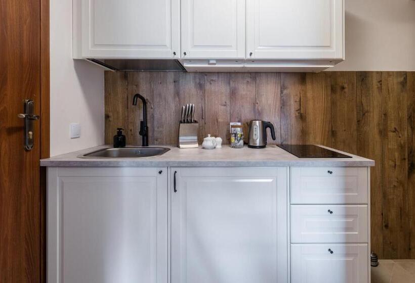 اتاق اکونومی, Willa Regle