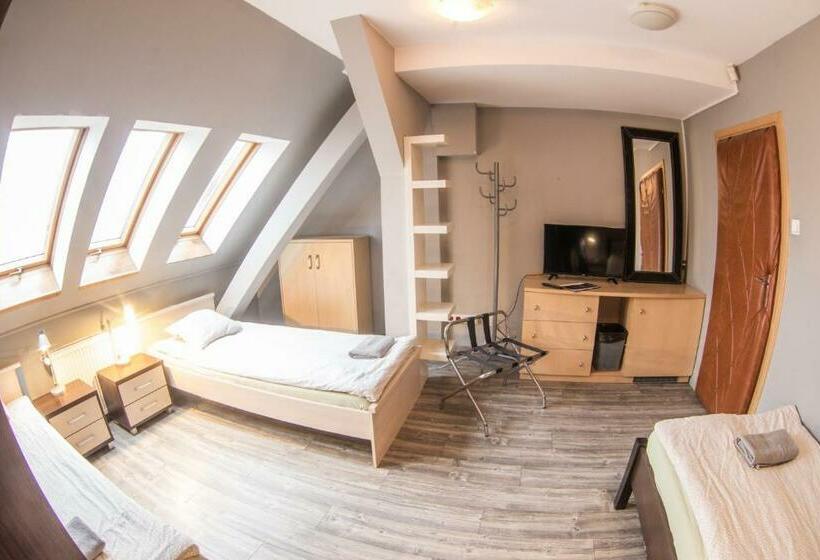 Четырехместный Номер Стандарт, Fitness Hostel   Restauracja, Darmowy Parking I Siłownia