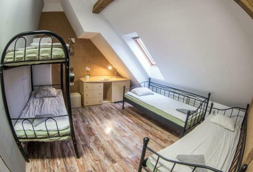 Номер Стандарт Четырехместный Совместный Санузел, Fitness Hostel   Restauracja, Darmowy Parking I Siłownia