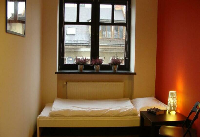 اتاق استاندارد یک تخته با سرویس بهداشتی مشترک, Hello Hostel & Apartments