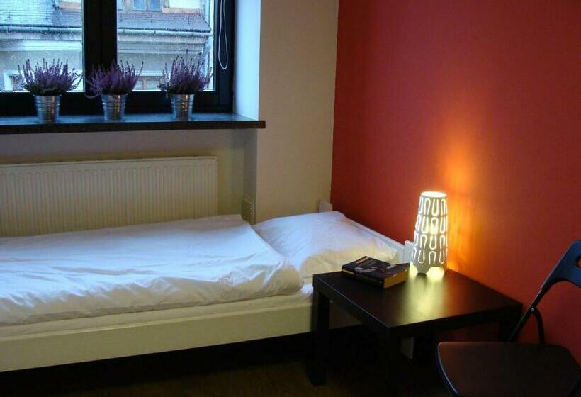 اتاق استاندارد یک تخته با سرویس بهداشتی مشترک, Hello Hostel & Apartments