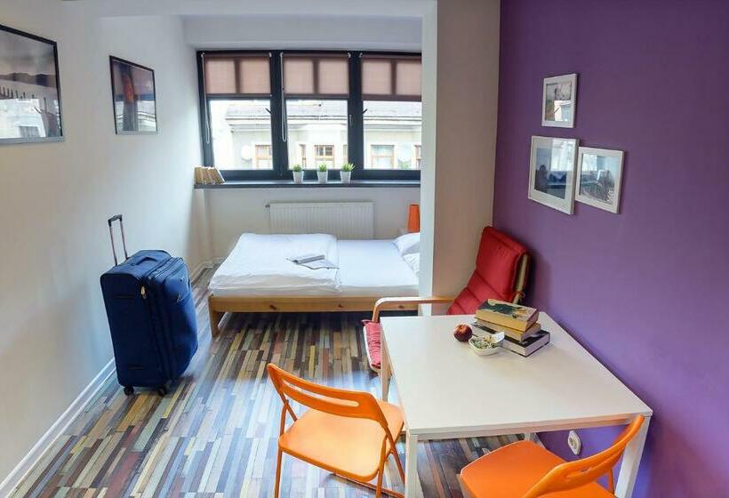 اتاق استاندارد با سرویس بهداشتی مشترک, Hello Hostel & Apartments