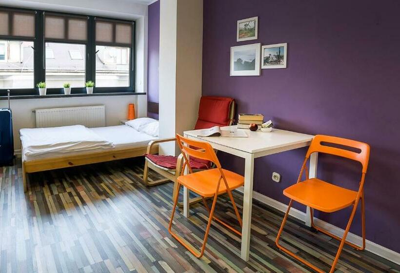 اتاق استاندارد با سرویس بهداشتی مشترک, Hello Hostel & Apartments