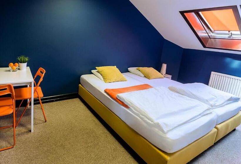 اتاق استاندارد با سرویس بهداشتی مشترک, Hello Hostel & Apartments