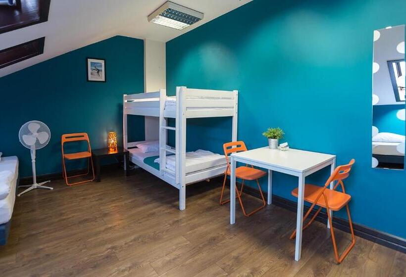 اتاق خانوادگی با سرویس بهداشتی مشترک, Hello Hostel & Apartments