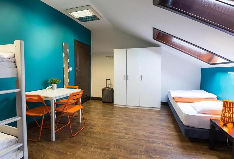 اتاق خانوادگی با سرویس بهداشتی مشترک, Hello Hostel & Apartments