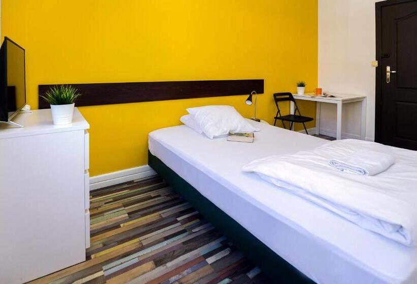 اتاق استاندارد یک نفره, Hello Hostel & Apartments