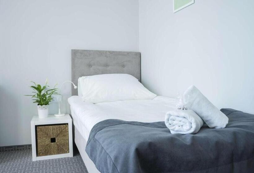 اتاق استاندارد سه نفره, Inner City