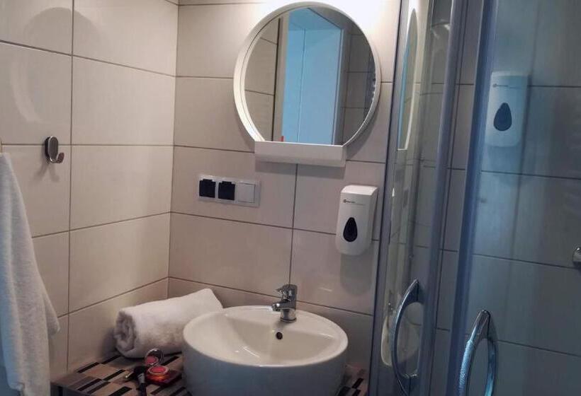 اتاق استاندارد سه نفره, Inner City