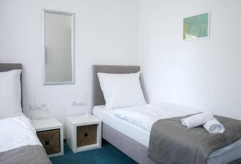 اتاق لوکس با بالکن, Inner City