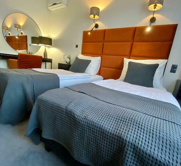 غرفة سوبيريور, Księżyc W świebodzicach