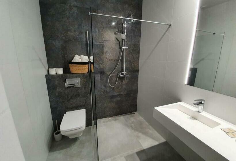 غرفة سوبيريور, Księżyc W świebodzicach