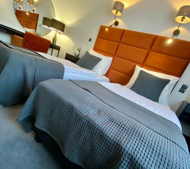 غرفة سوبيريور, Księżyc W świebodzicach