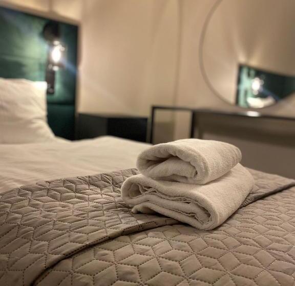 غرفة سوبيريور, Księżyc W świebodzicach