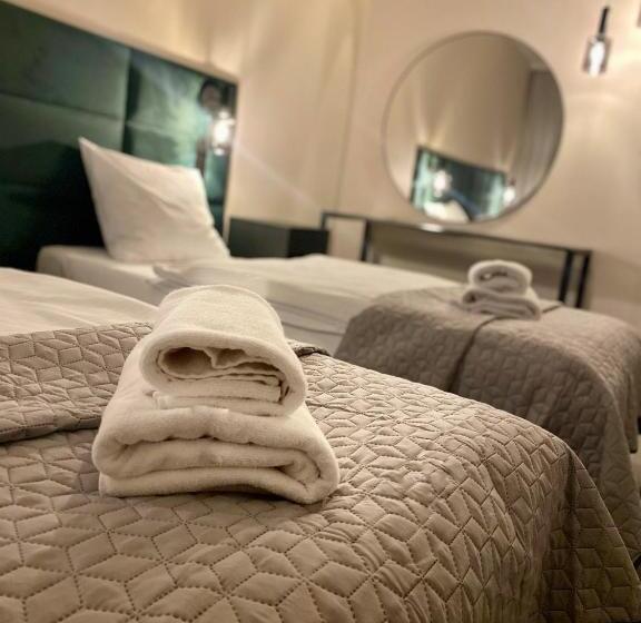 غرفة سوبيريور, Księżyc W świebodzicach