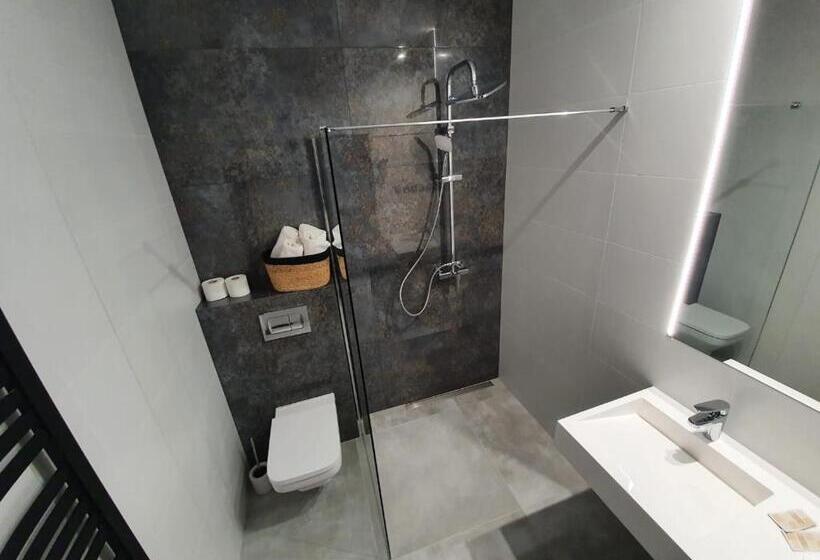 غرفة سوبيريور, Księżyc W świebodzicach