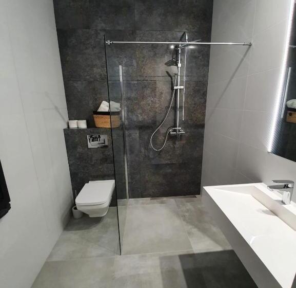 غرفة سوبيريور, Księżyc W świebodzicach