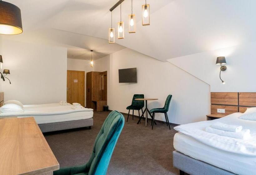 コンフォートトリプルルーム, Odejewscy