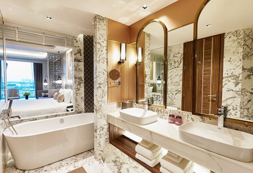 سوییت لوکس, Valia Hotel Bangkok