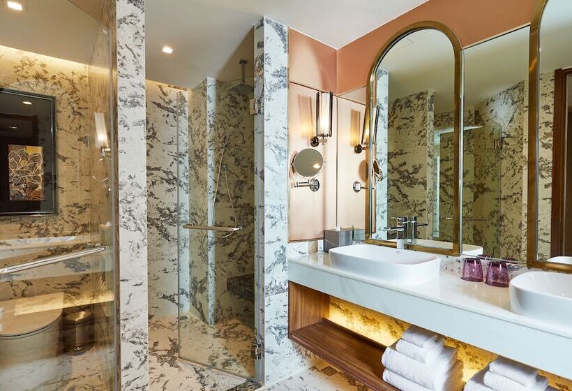 سوییت لوکس, Valia Hotel Bangkok