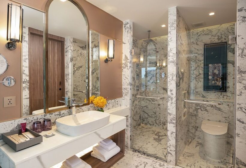 سوییت جونیور کلاب, Valia Hotel Bangkok