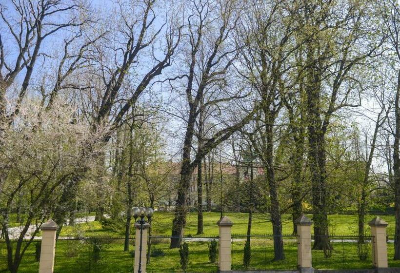 جناح ديلوكس, Vis A Vis łańcut