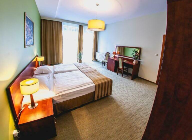 جناح ديلوكس, Vis A Vis łańcut