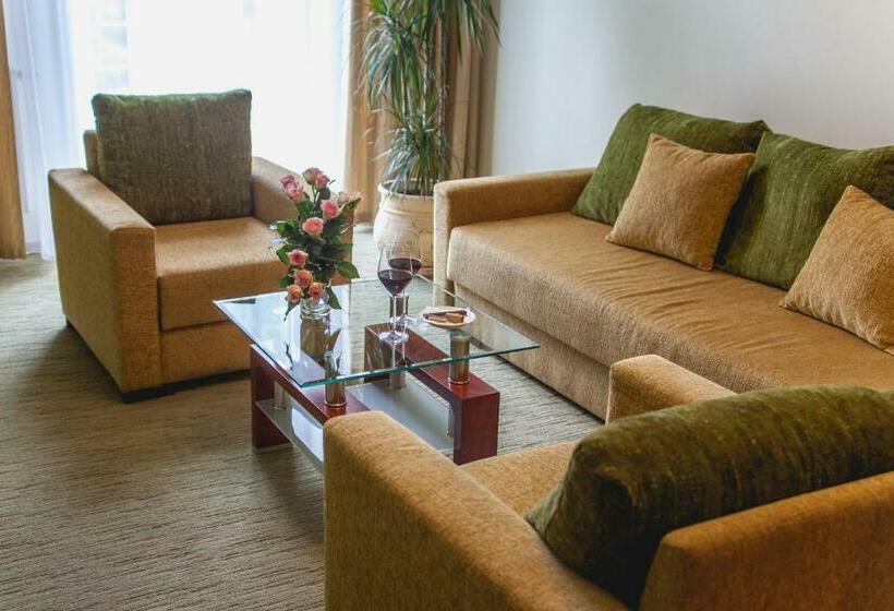 جناح ديلوكس, Vis A Vis łańcut