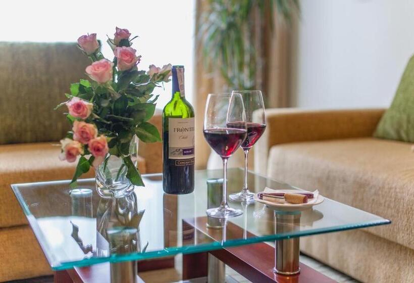 جناح ديلوكس, Vis A Vis łańcut