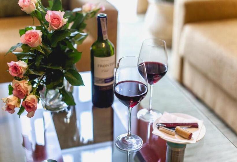 جناح ديلوكس, Vis A Vis łańcut