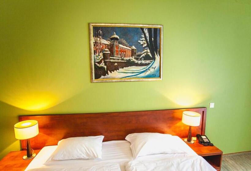 جناح ديلوكس, Vis A Vis łańcut