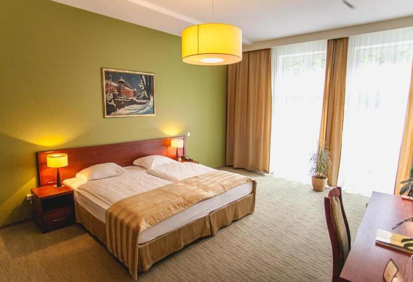 جناح ديلوكس, Vis A Vis łańcut