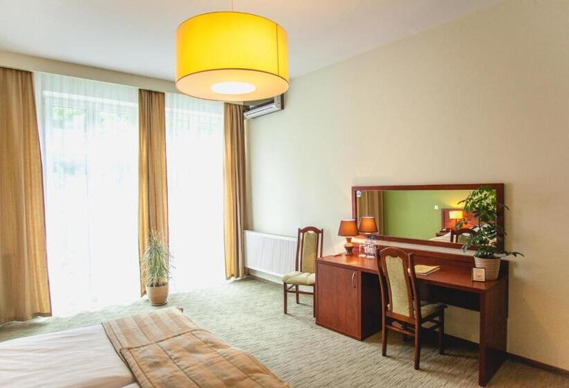 جناح ديلوكس, Vis A Vis łańcut