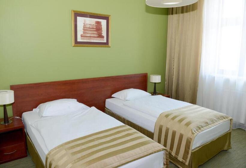 جناح ديلوكس, Vis A Vis łańcut