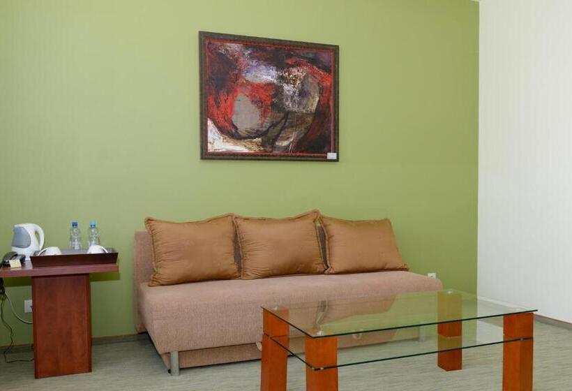 جناح ديلوكس, Vis A Vis łańcut