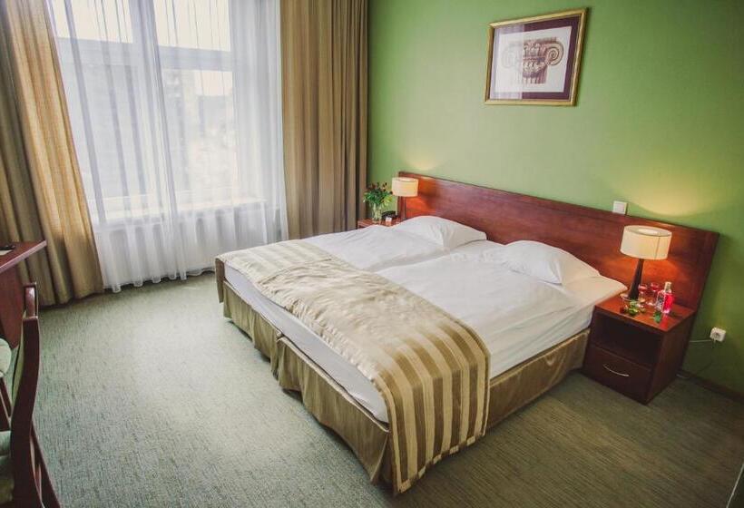 غرفة قياسية, Vis A Vis łańcut