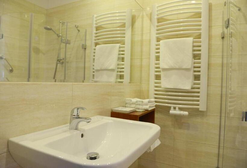 غرفة قياسية, Vis A Vis łańcut