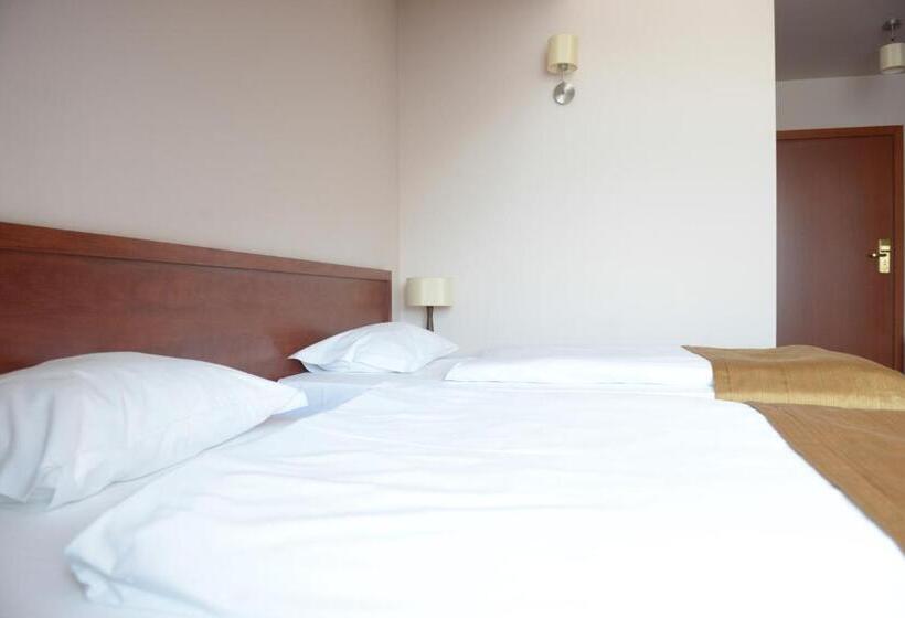 غرفة قياسية, Vis A Vis łańcut