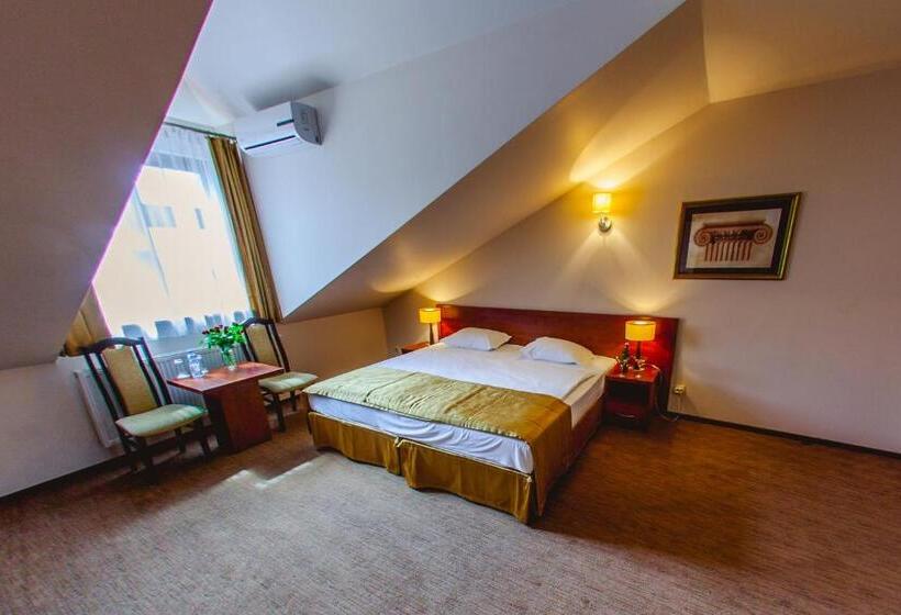 غرفة قياسية ثلاثية, Vis A Vis łańcut