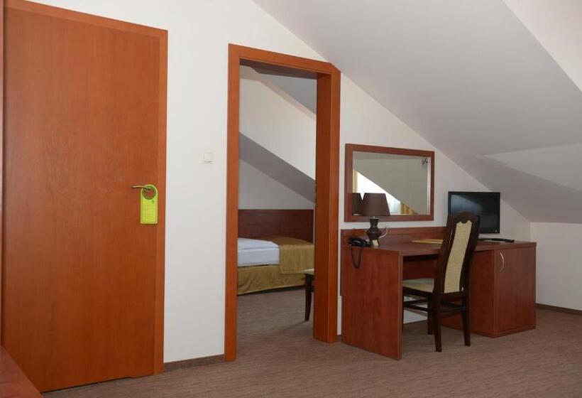 غرفة قياسية ثلاثية, Vis A Vis łańcut