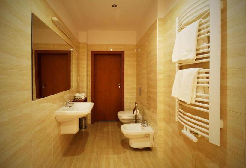 جناح ديلوكس, Vis A Vis łańcut