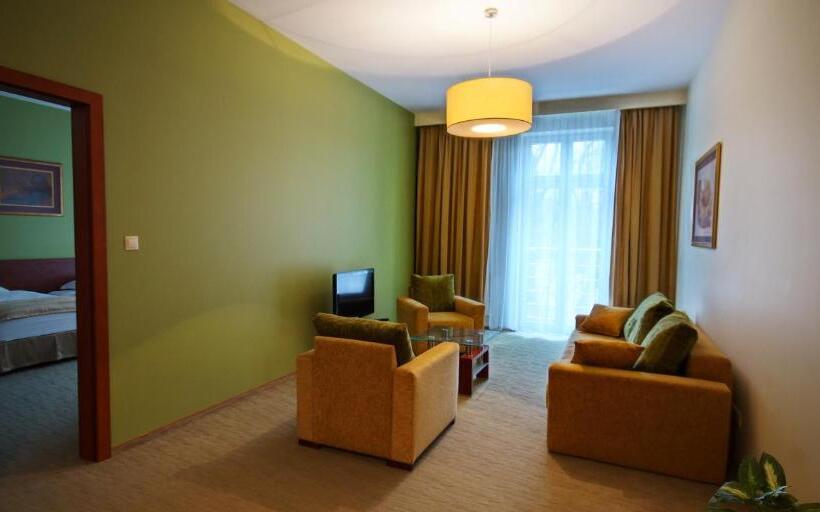 جناح ديلوكس, Vis A Vis łańcut