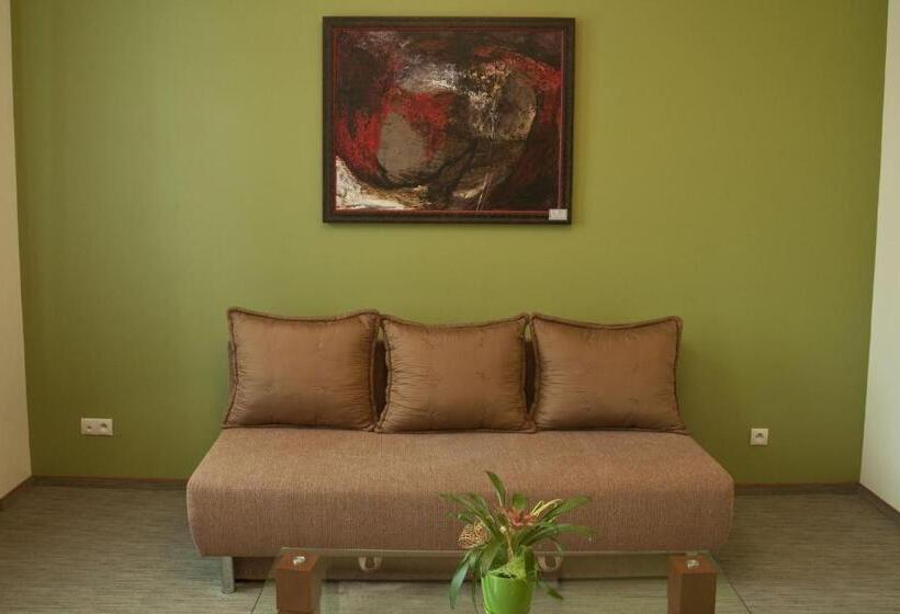 جناح ديلوكس, Vis A Vis łańcut