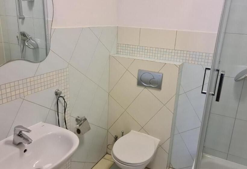 标准三人间, Motel Za Miedzą