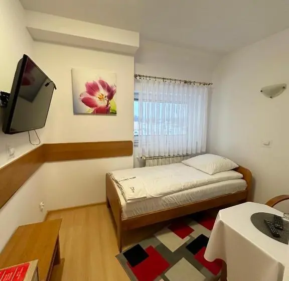 Basic Yhden Hengen Huone, Motel Za Miedzą