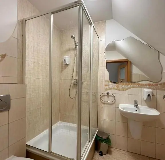 Basic Yhden Hengen Huone, Motel Za Miedzą