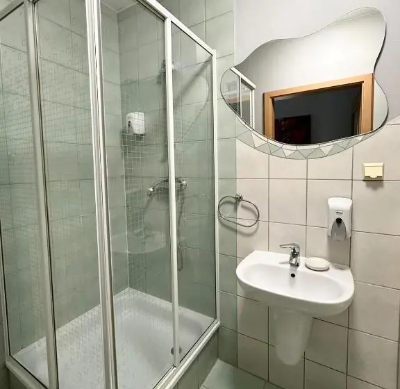 Basic Yhden Hengen Huone, Motel Za Miedzą