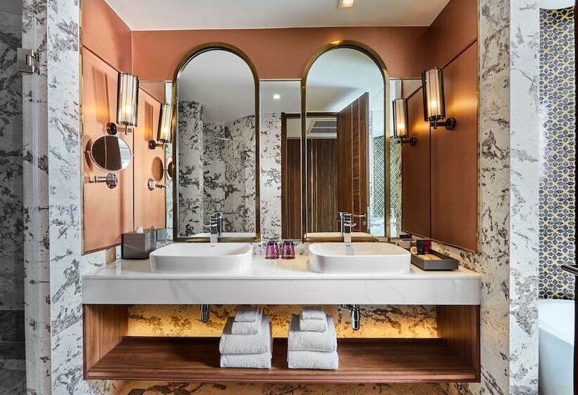 Deluxe Suite King Bed, Valia Hotel Bangkok