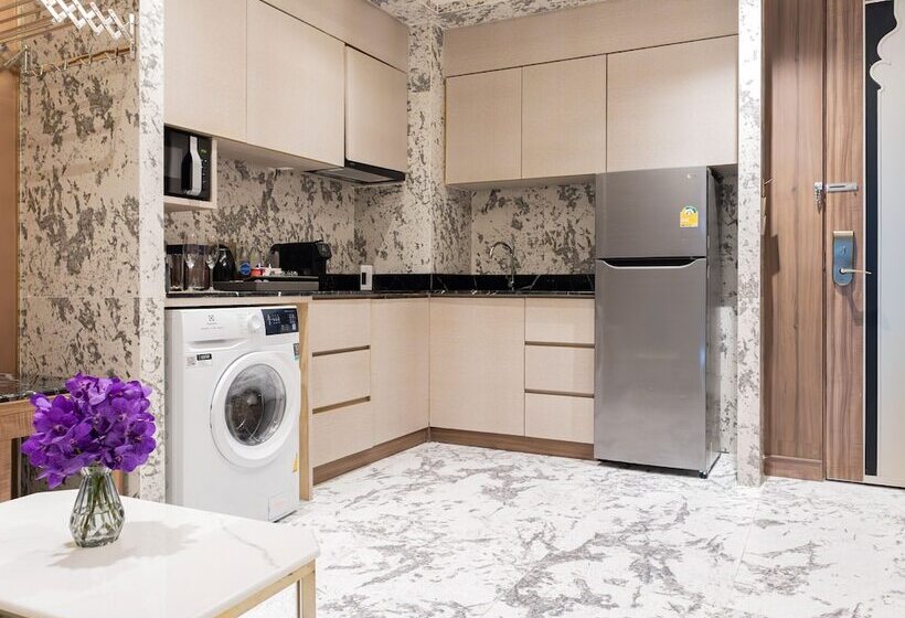 سوییت جونیور کلاب, Valia Hotel Bangkok